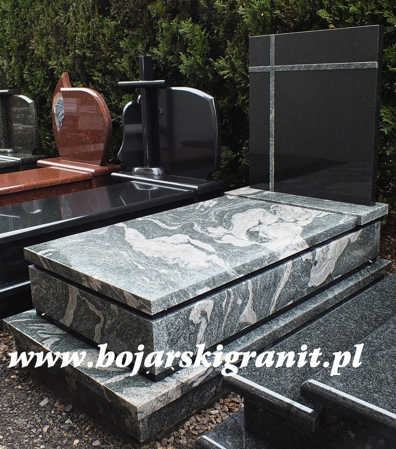 58d Nagrobek z kamienia "Verde Marina" z czarną tablicą.