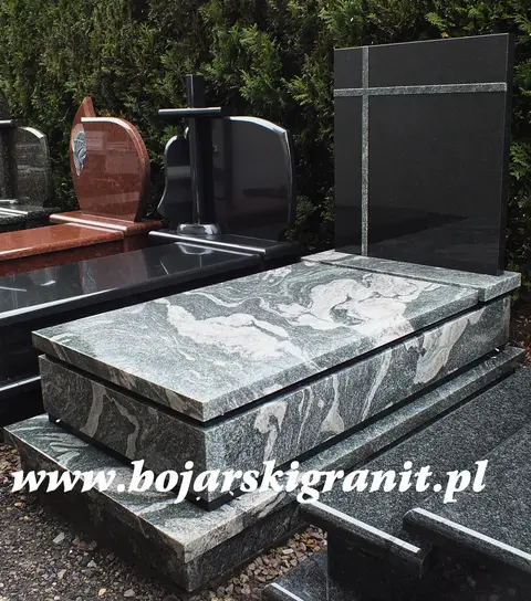 58d Nagrobek z kamienia "Verde Marina" z czarną tablicą.