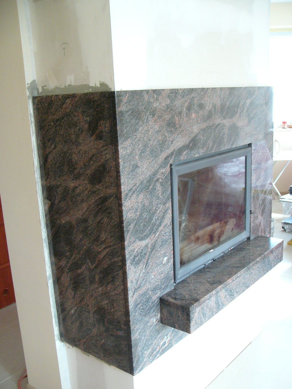 Obudowa kominka z kamienia naturalnego