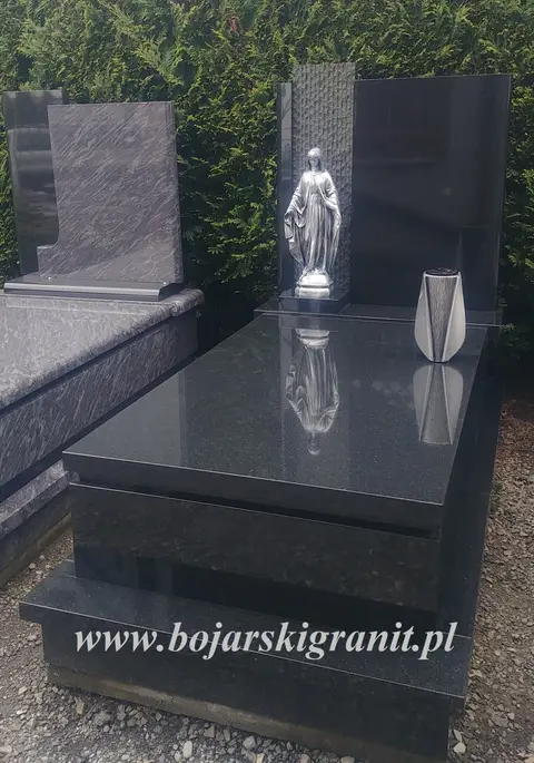 Nagrobek z czarnego granitu z figurką Maryi