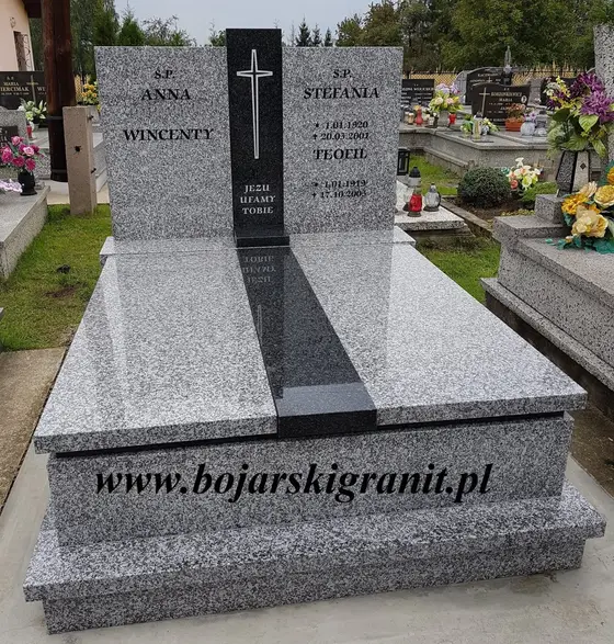 Nagrobek z szarego granitu z ciemnymi wstawkami. Miejsce realizacji: Kobiernice.