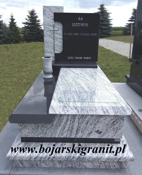 Nagrobek czarno-biały. Krzyż i litery z nierdzewki.
