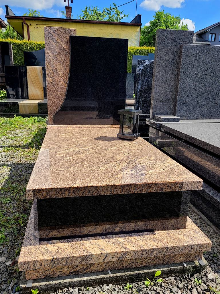 Nagrobek pojedynczy dwukolorowy z granitów "Brasilian Gold" i "Warangal" z czrną kamienną latarką