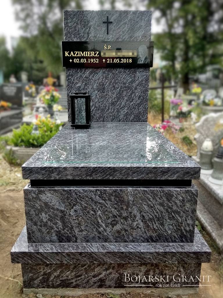 Nagrobek urnowy z granitu "Orion" z czarnym kołnierzem i złotymi napisami - Realizacja