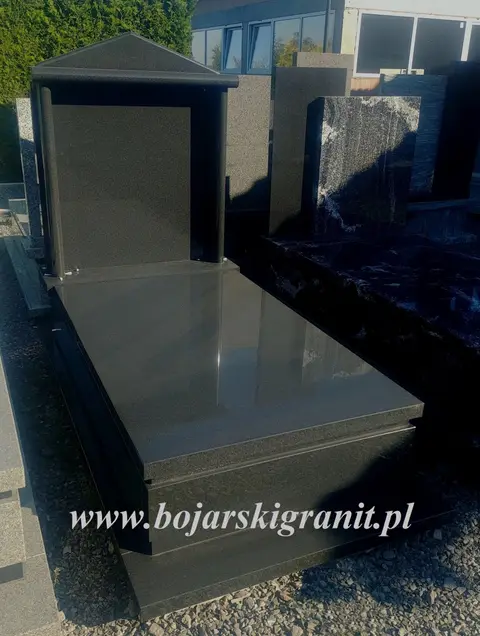 Nagrobek granitowy z wysoką tablicą i ozdobnym daszkiem