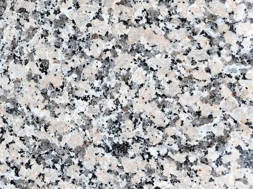Granit Crema Julia – kremowo-beżowy granit z szarym i beżowym uziarnieniem