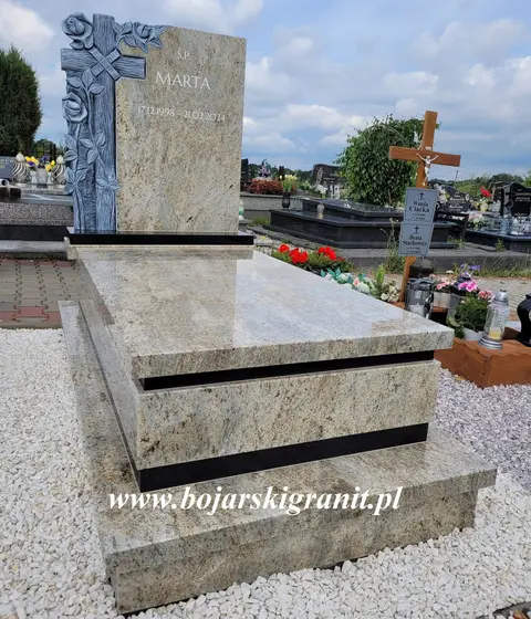 Nagrobek z tablicą rzeźbioną z kamienia "Kashmir Gold"