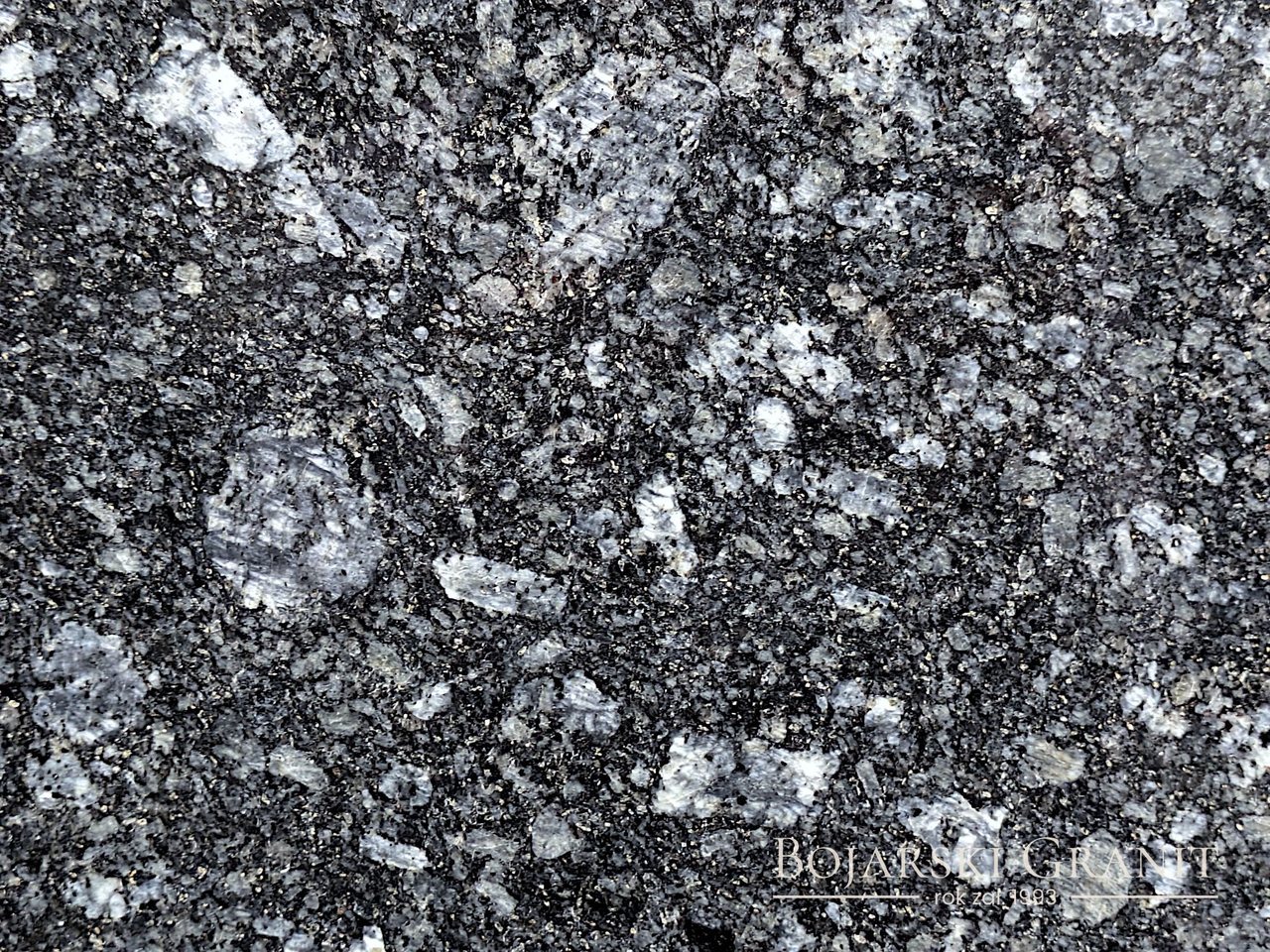 Granit "Azul Noche" – ciemny grafitowy granit z niebieskosrebrnymi refleksami pochodzący z Hiszpanii