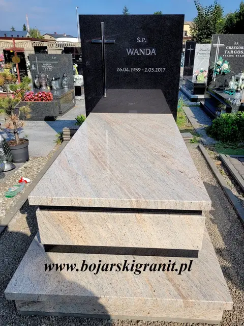 Nagrobek z granitów "Ivory Fantasy" oraz "Warangal"(czarny) z napisami i krzyżem ze stali nierdzewnej w kolorze srebrnym