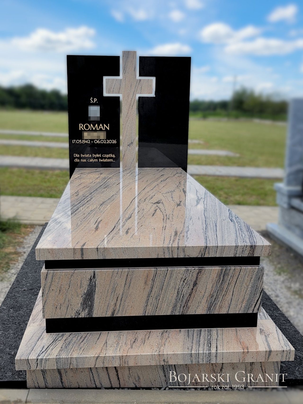 Nagrobek pojedynczy z granitów "Prada Gold" i "Warangal Black" z przestrzennym krzyżem