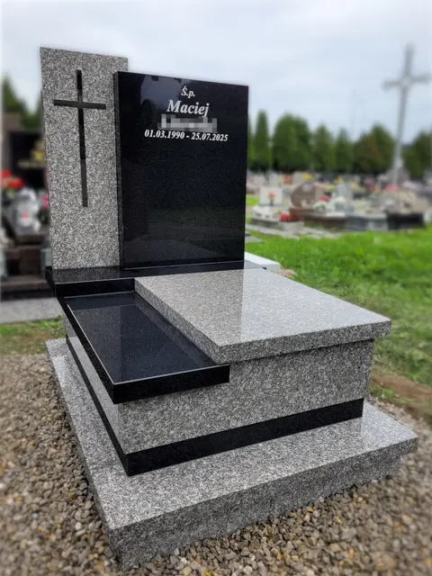 Dwupoziomowy nagrobek na urny z granitów "Brąz Królewski" oraz "Bengal Black"