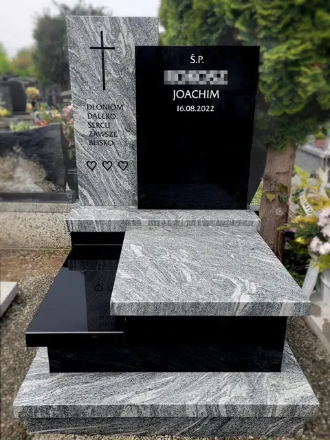 Nagrobek urnowy z granitów "Verde Marina" oraz "Bengal Black", dwukolorowy i dwupoziomowy, wykończony w kantach