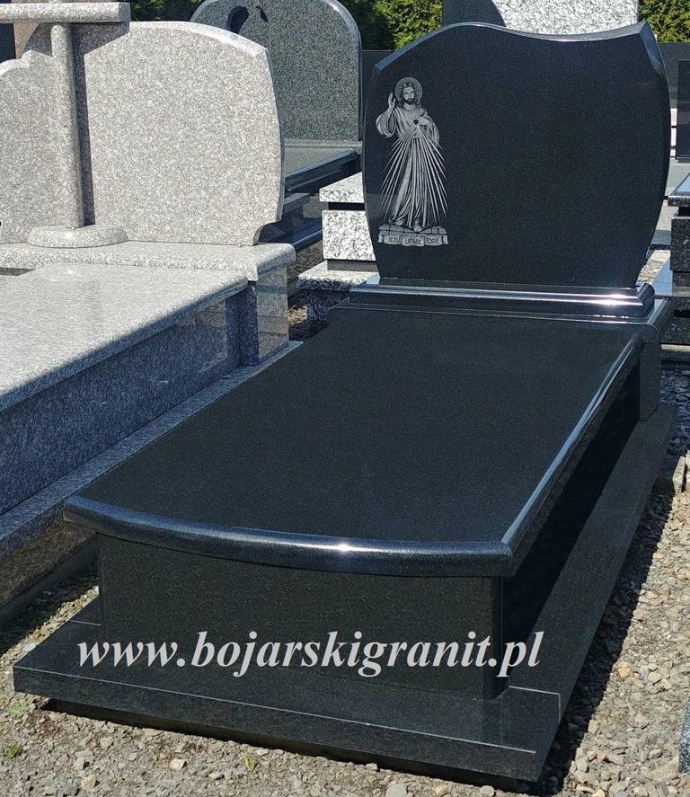 Czarny nagrobek z wizerunkiem Jezusa Miłosiernego.