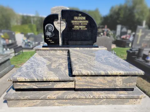Nagrobek podwójny z granitu "Kashmir Gold" i "Warangal" z dwupoziomowym układem płyt, asymetryczną tablicą z wycięciem w kształcie serca oraz grawerem Jezusa w koronie cierniowej