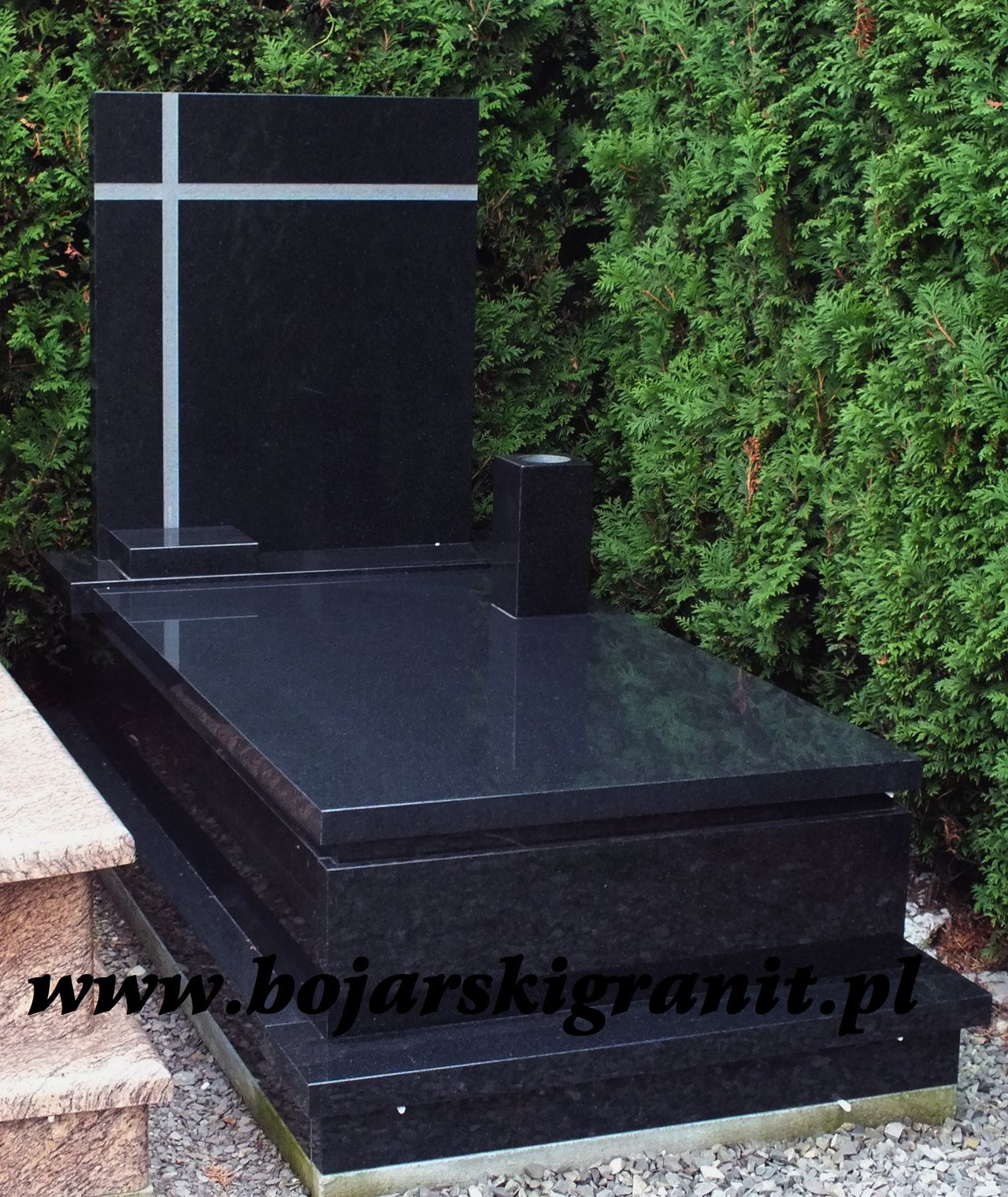 97z Nagrobek pojedynczy z czarnego kamienia o nazwie "Bengal Black"