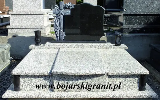 nr 8 Nagrobek podwójny granit "Crema Julia" tablica czarna rzeźbiona