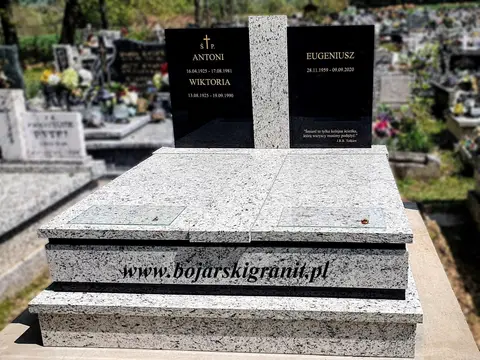 Pomnik podwójny z kamienia o nazwie "Victoria White" z czarnym