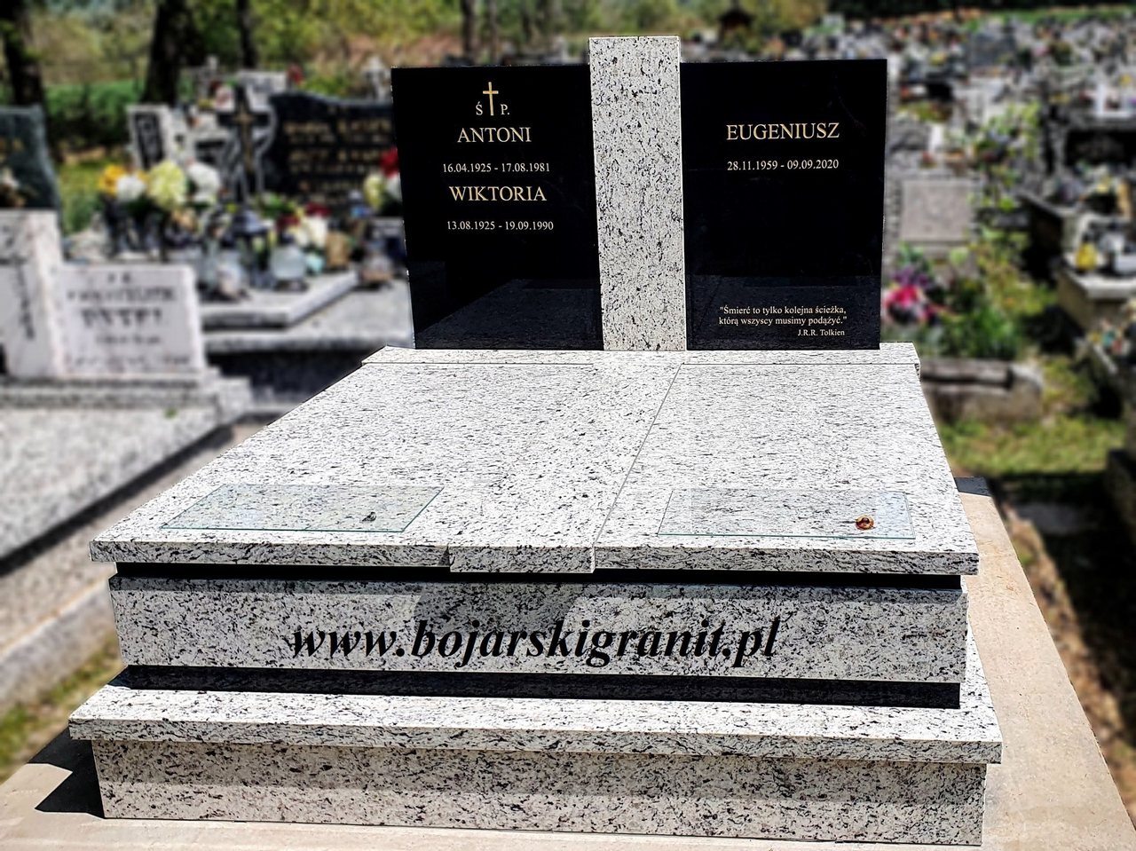 Pomnik podwójny z kamienia o nazwie "Victoria White" z czarnym