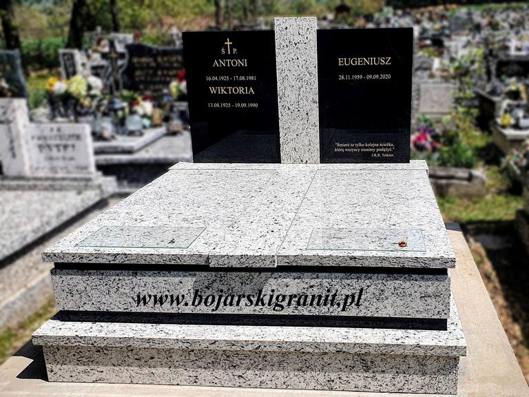 Pomnik podwójny z kamienia o nazwie "Victoria White" z czarnym
