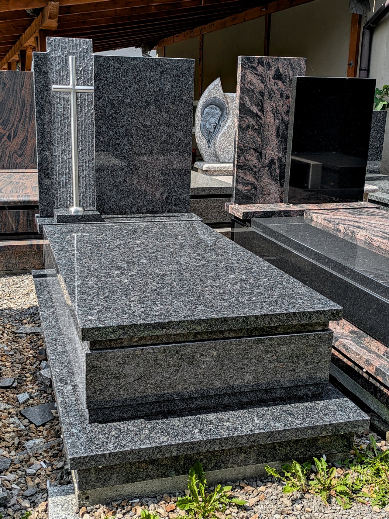 Nagrobek pojedynczy z granitu "Steel Gray" z krzyżem ze stali nierdzewnej