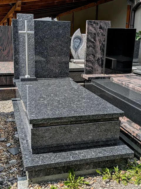 Nagrobek pojedynczy z granitu "Steel Gray" z krzyżem ze stali nierdzewnej