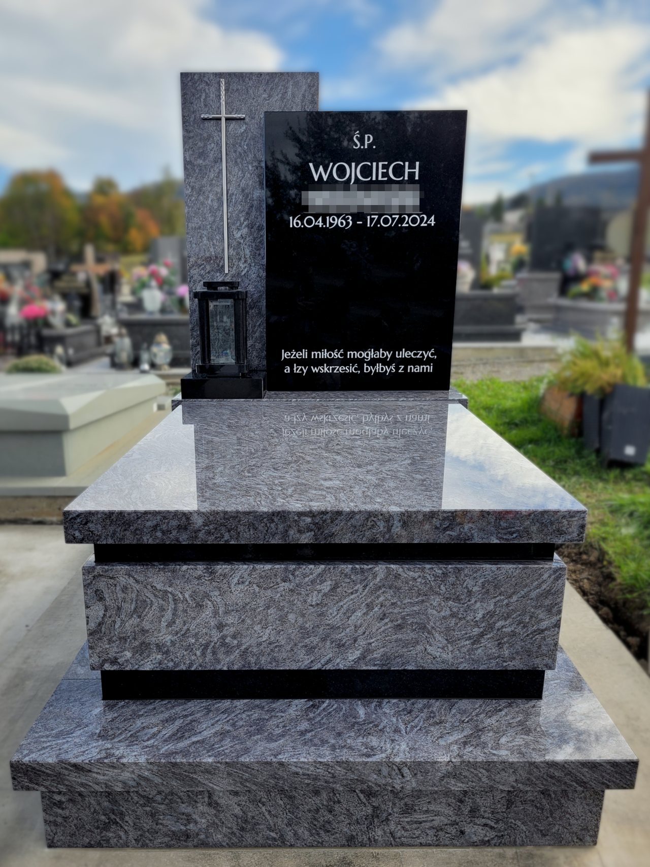 Dwukolorowy nagrobek urnowy z granitu "Orion" z czarnymi elementami "Premium Black"