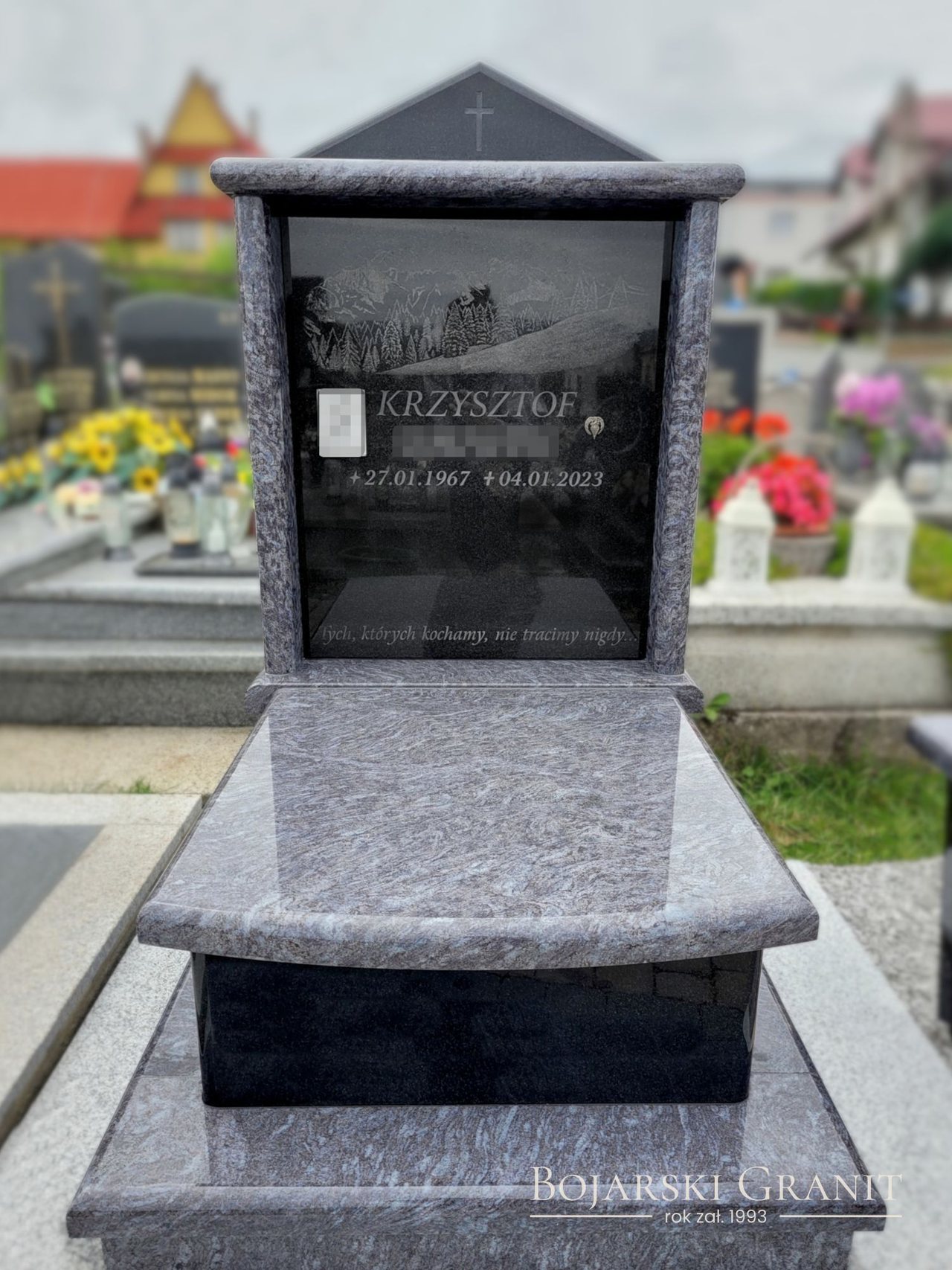 Nagrobek urnowy z granitu "Orion" oraz czarnego "Premium Black" z charakterystycznym daszkiem