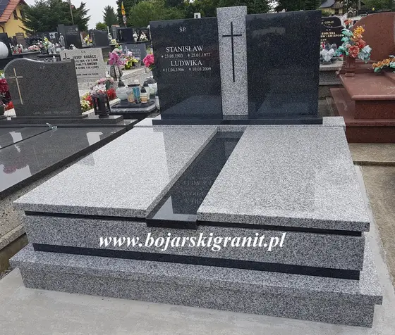 Pomnik podwójny z ciemnymi tablicami