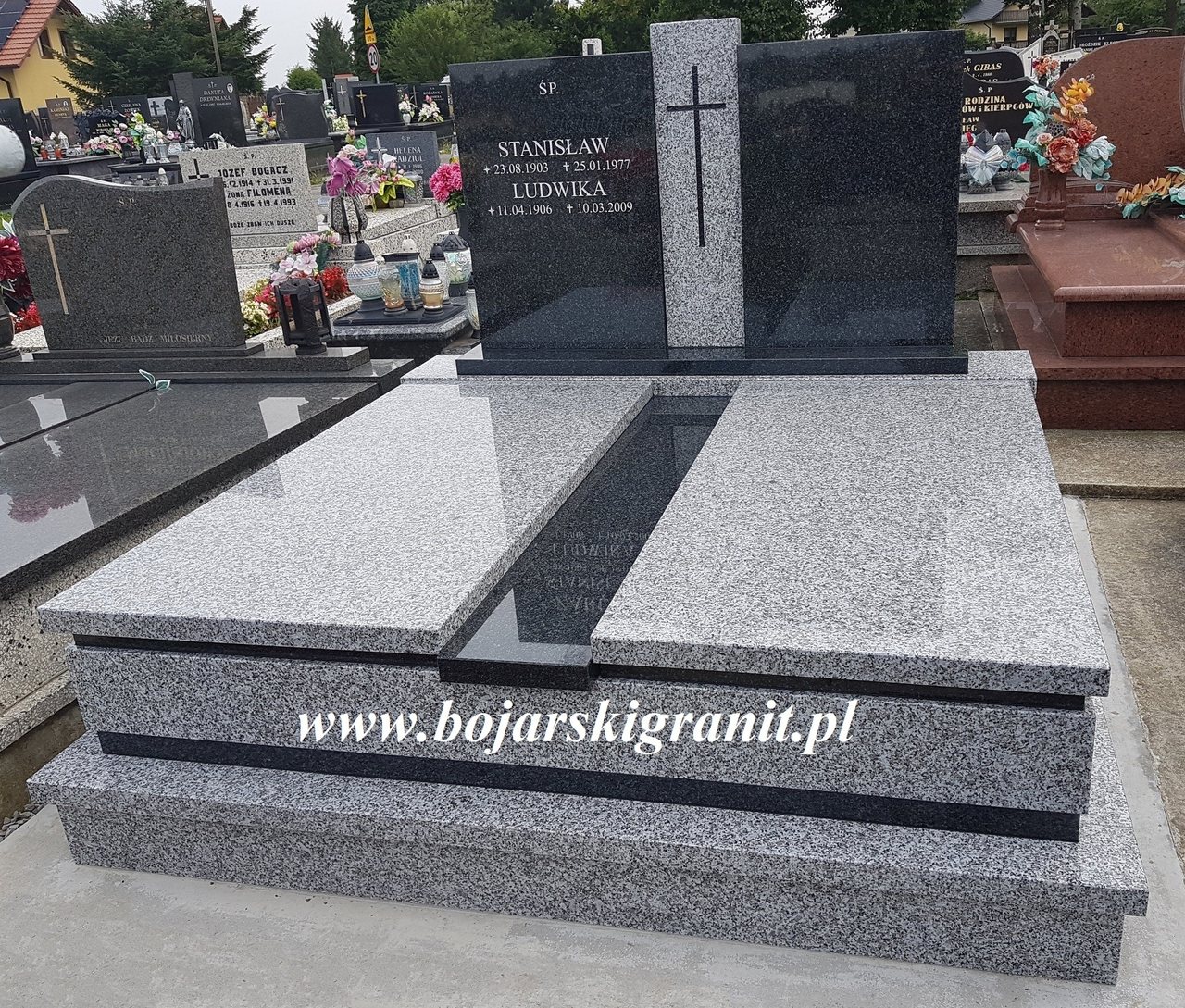 Pomnik podwójny z ciemnymi tablicami