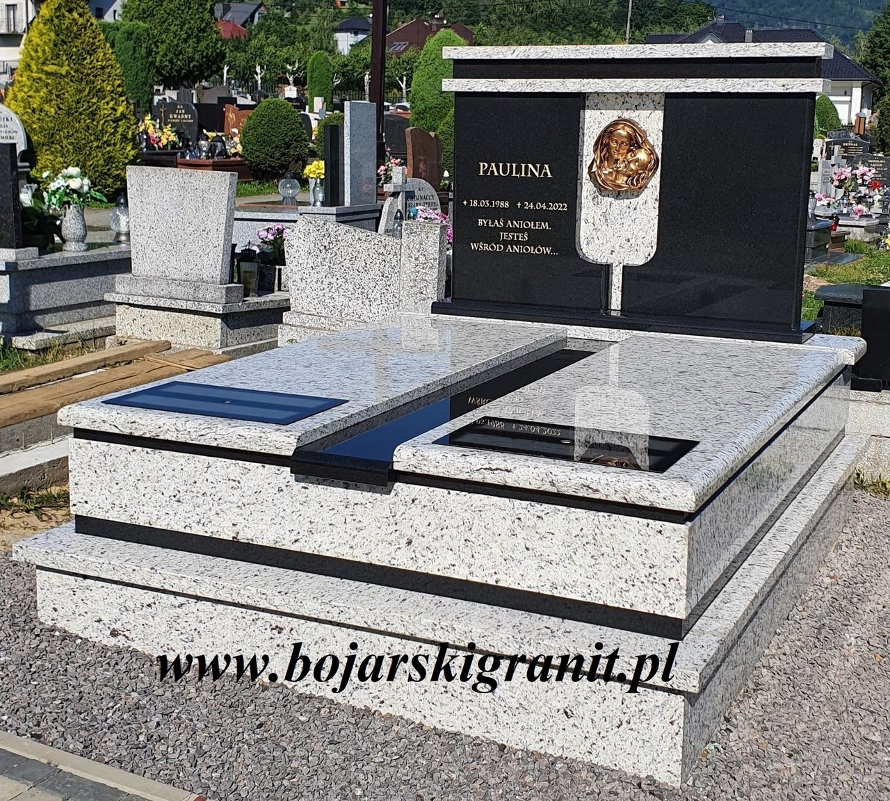 Podwójny pomnik z granitu "Victoria White" z czarnymi tablicami