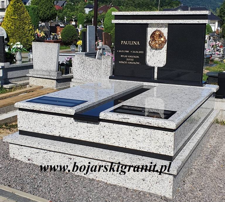 Podwójny pomnik z granitu "Victoria White" z czarnymi tablicami