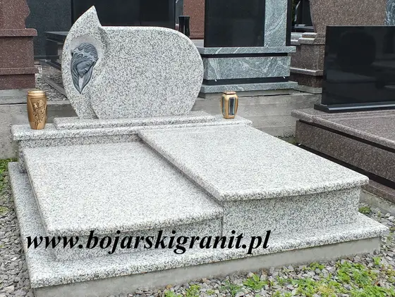 nr 40 Nagrobek podwójny - jasny granit. Wzór dwupłytowy.