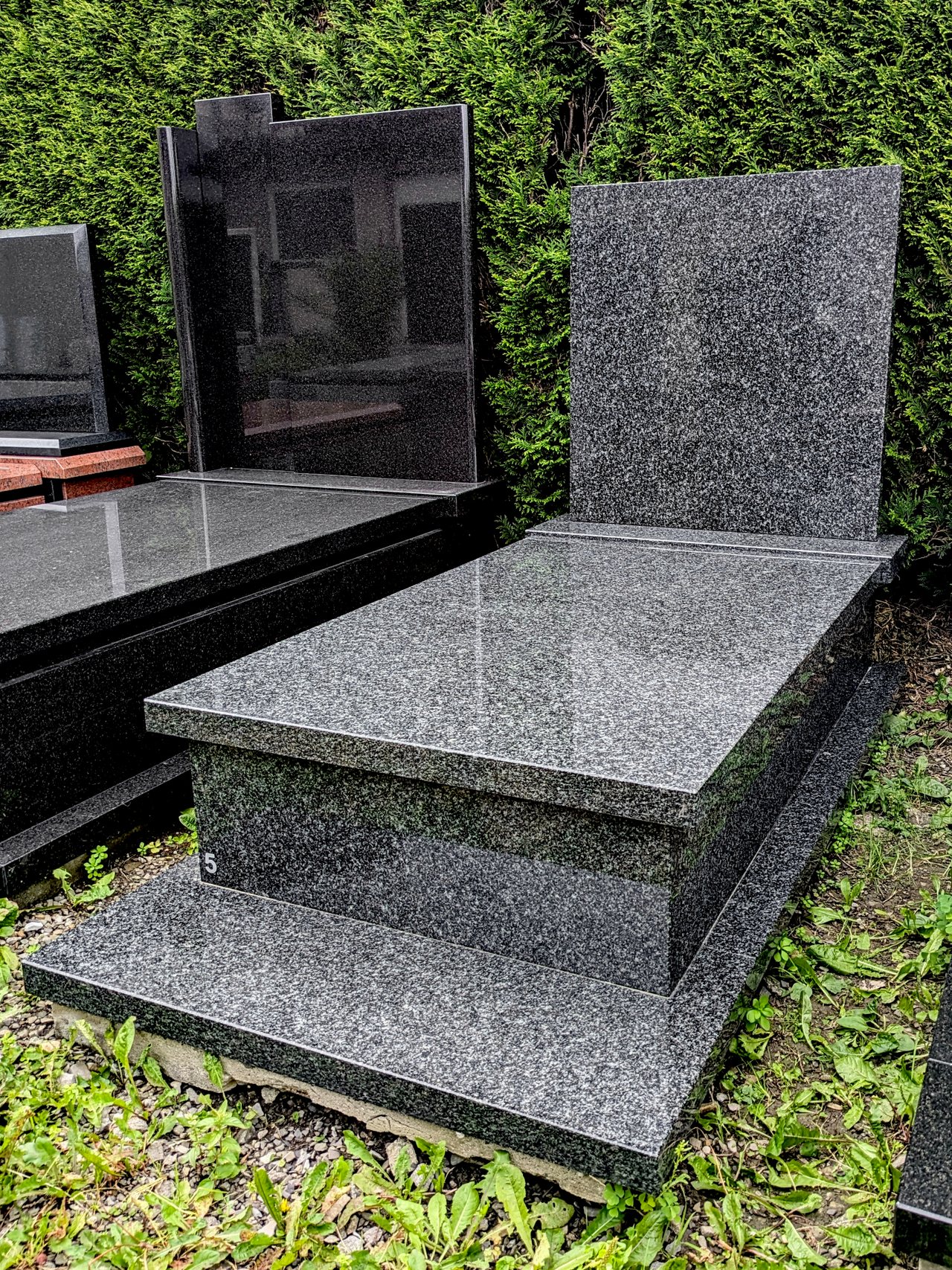 Klasyczny nagrobek pojedynczy wykonany z granitu "Impla" o prostej, ponadczasowej formie