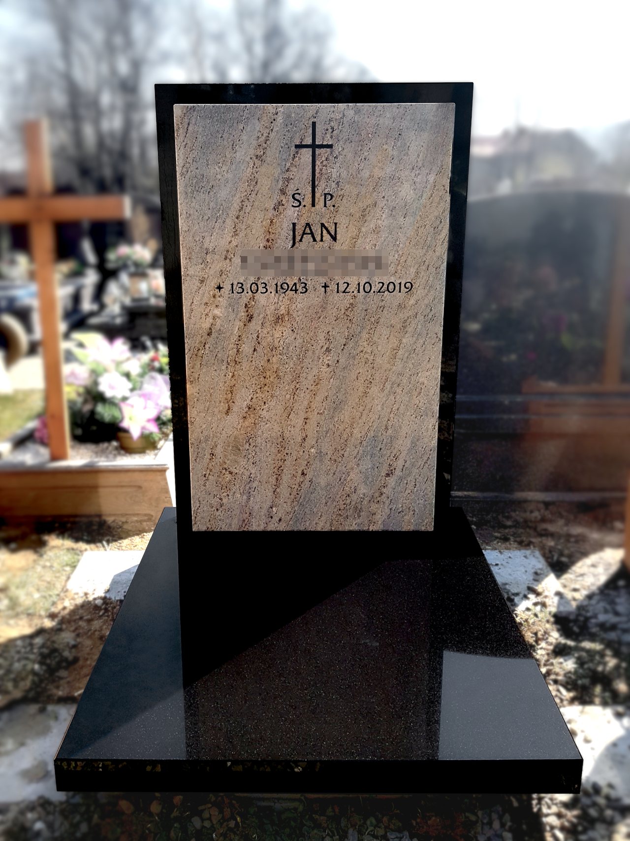 Minimalistyczny nagrobek urnowy z granitów "Kashmir Gold" i "Indian Black"