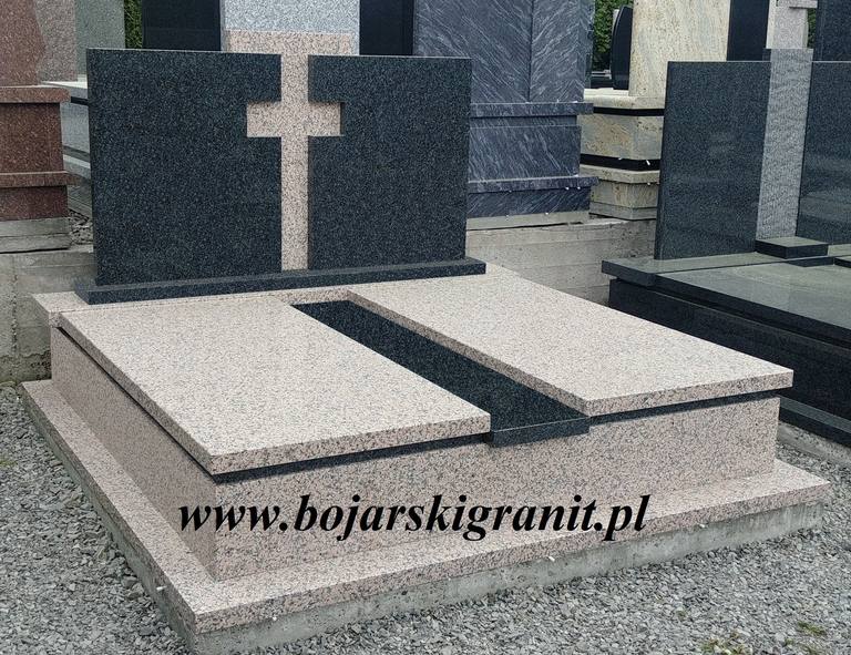 Nagrobek podwójny z granitu "Rosa Porrino" z ciemnymi tablicami z granitu "Impala"