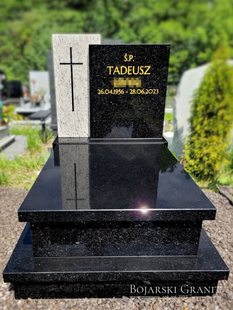 Nagrobek urowy z granitu "Star Galaxy" i "Victoria White" ze złotymi napisami