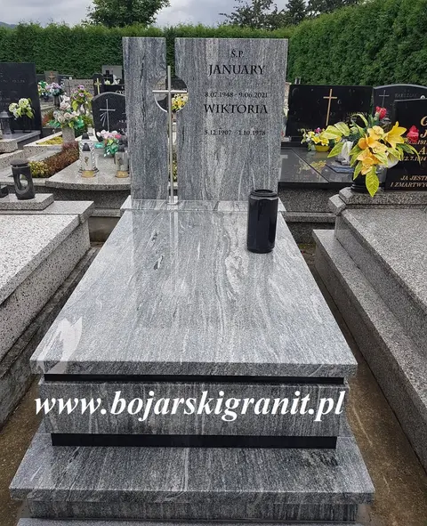 Nagrobek z kamienia Verde Marina. Tablica dwuczęściowa, czarne wstawki, krzyż z nierdzewki.