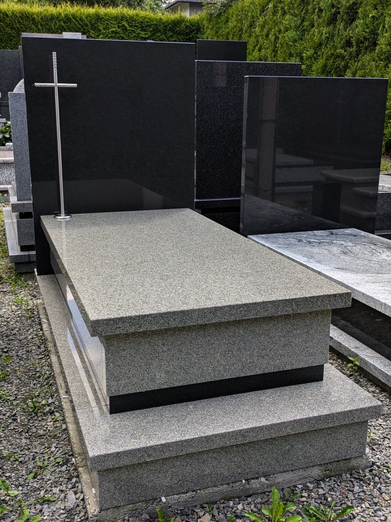 Nagrobek pojedynczy ze szwedzkiego granitu "Bohus" oraz "Warangal" z nierdzewnym krzyżem