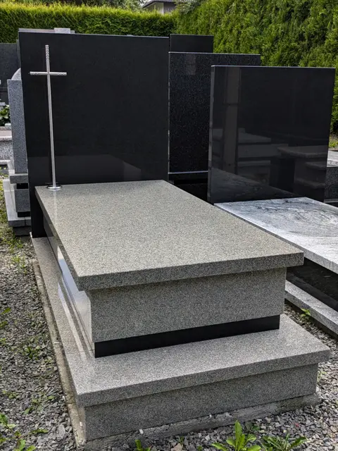 Nagrobek pojedynczy ze szwedzkiego granitu "Bohus" oraz "Warangal" z nierdzewnym krzyżem
