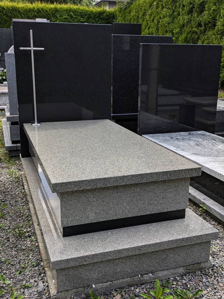 Nagrobek pojedynczy ze szwedzkiego granitu "Bohus" oraz "Warangal" z nierdzewnym krzyżem
