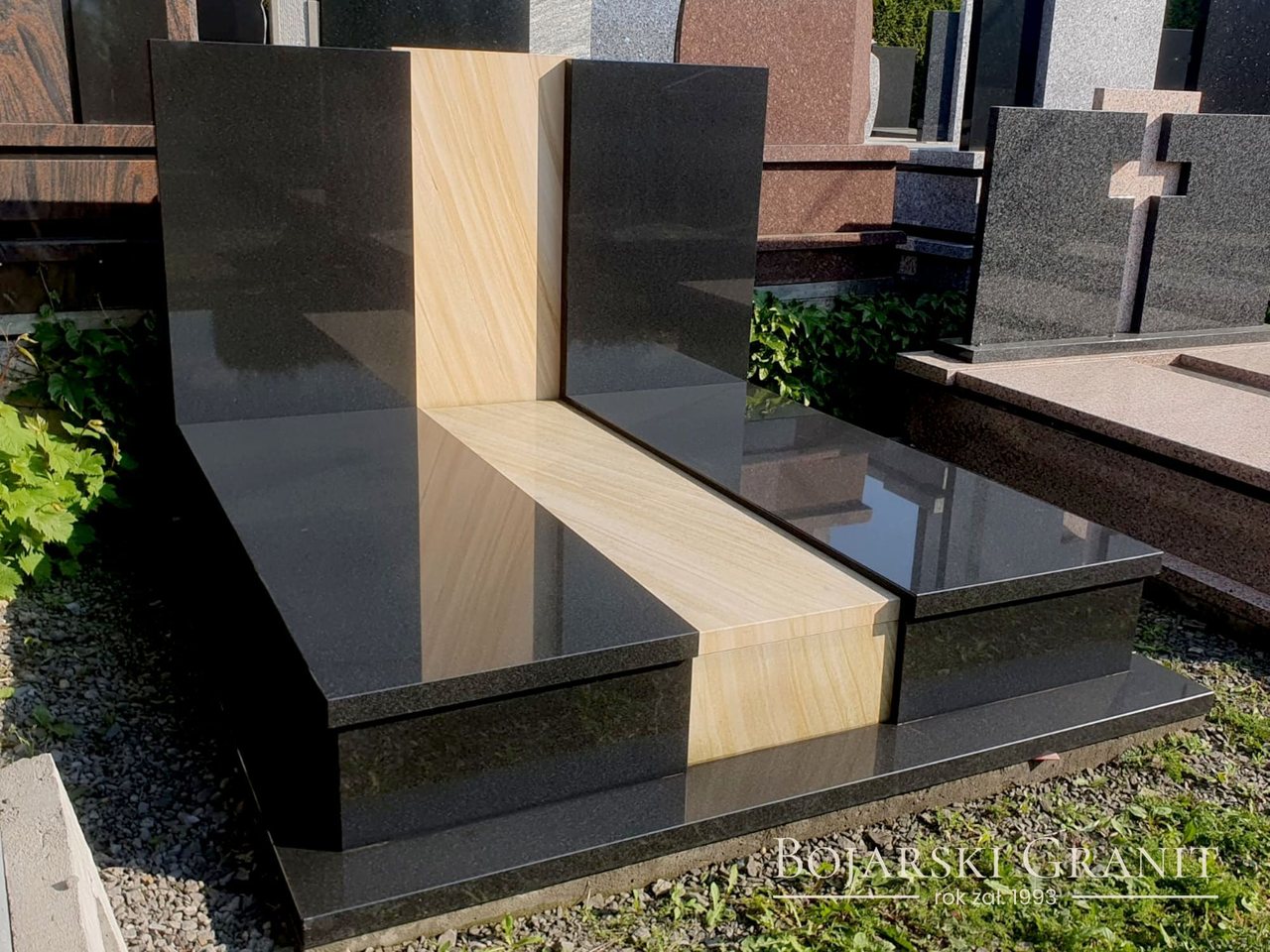 Podwójny nagrobek z czarnego granitu "Premium Black" w połączeniu z piaskowcem "Teakwood"
