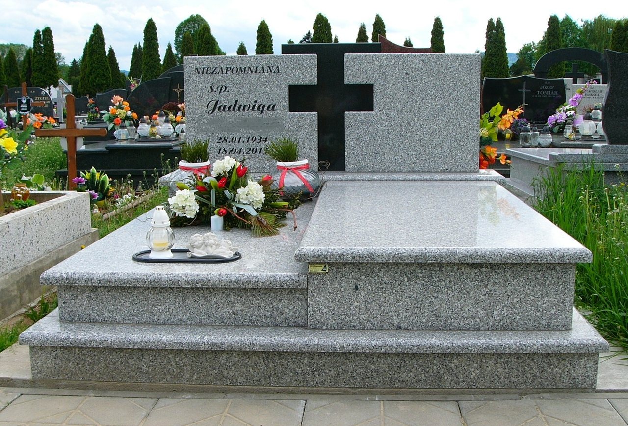 Nagrobek podwójny z polskiego granitu.