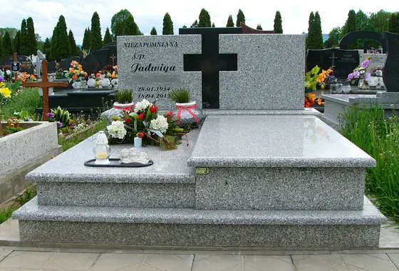 Nagrobek podwójny z polskiego granitu.