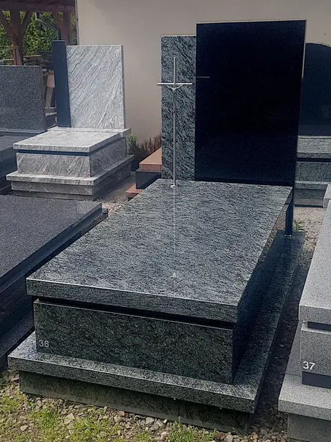 Nagrobek pojedynczy z granitu "Olive Green" z czarną wysoką tablicą oraz stojącym krzyżem ze stali nierdzewnej