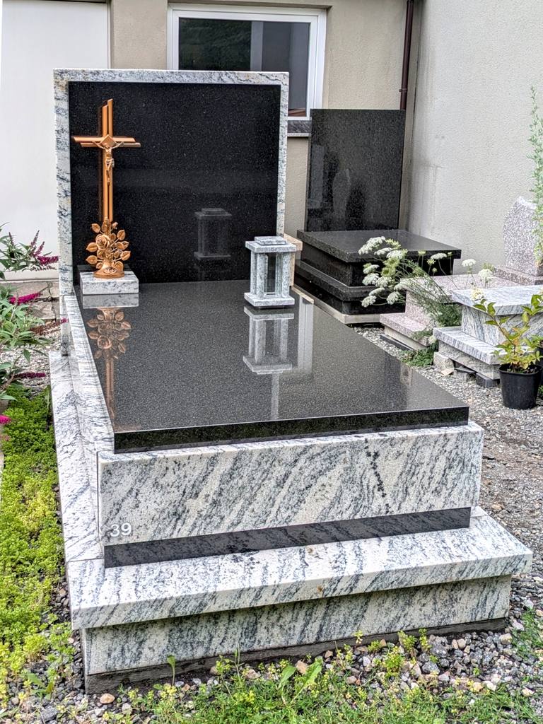 Nowoczesny nagrobek pojedynczy z granitu "Viscount White" i "Bengal Black" z mosiężnym stojącym krzyżem oraz kamienną latarką