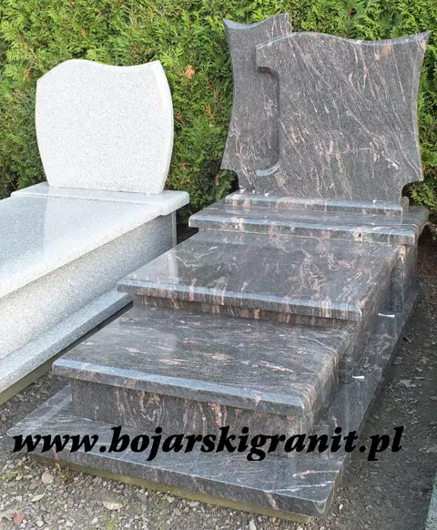 Nagrobek pojedynczy, dwustopniowy.