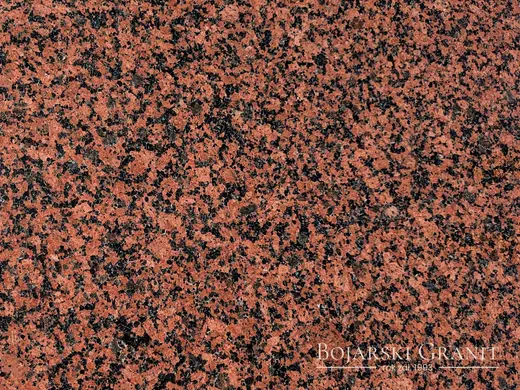Granit "Balmoral Red" – czerwony granit z szaro-grafitowym uziarnieniem