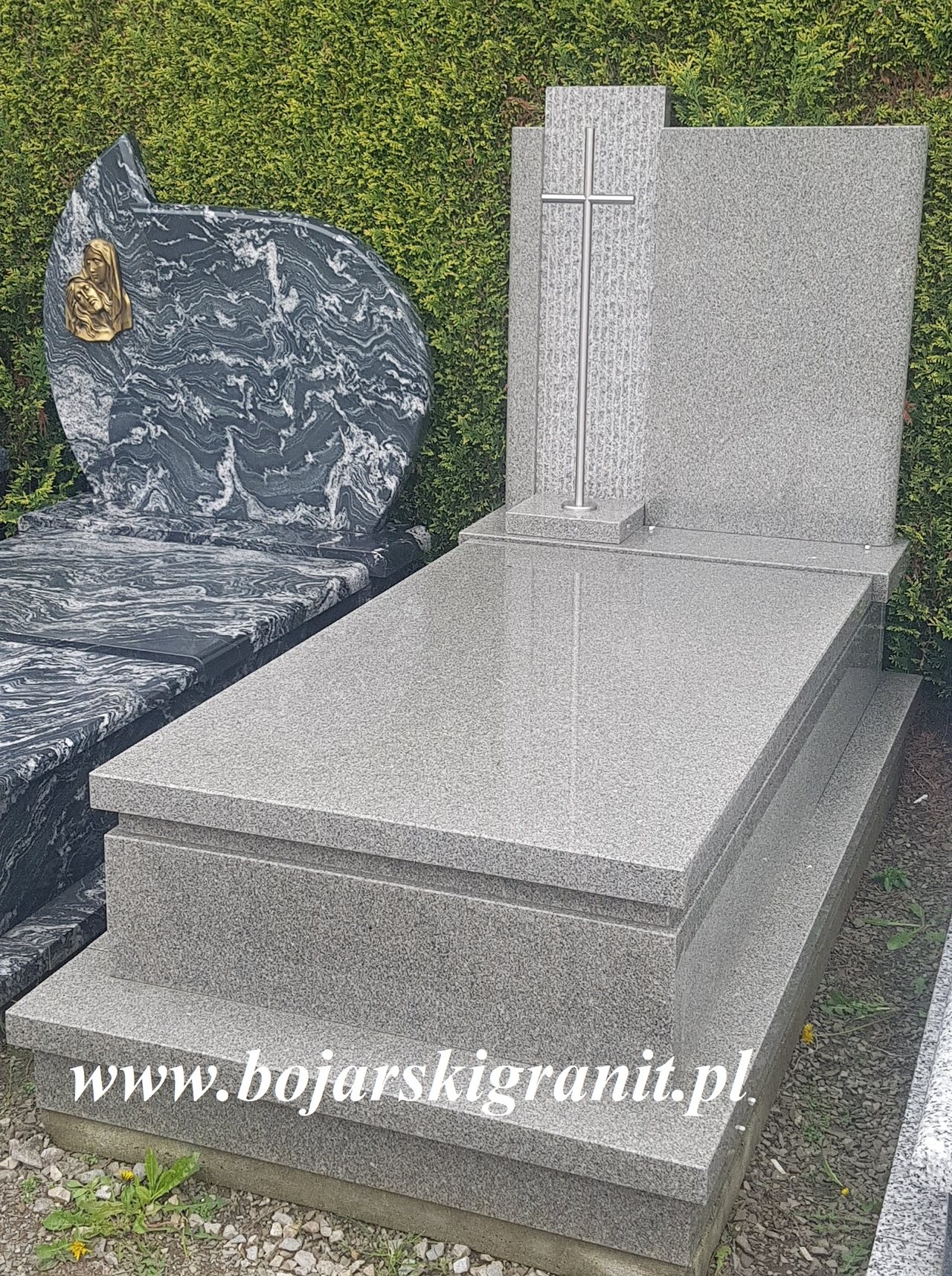 Nagrobek z szarego granitu "Bohus"