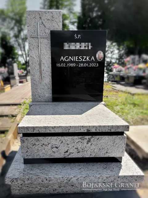 Dwukolorowy nagrobek urnowy z granitu "Victoria White" i "Premium Black" z krzyżem ze stali nierdzewnej