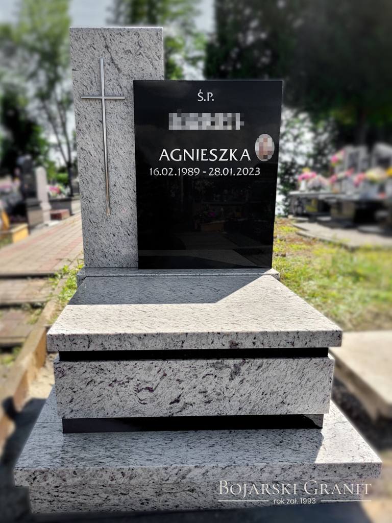 Dwukolorowy nagrobek urnowy z granitu "Victoria White" i "Premium Black" z krzyżem ze stali nierdzewnej